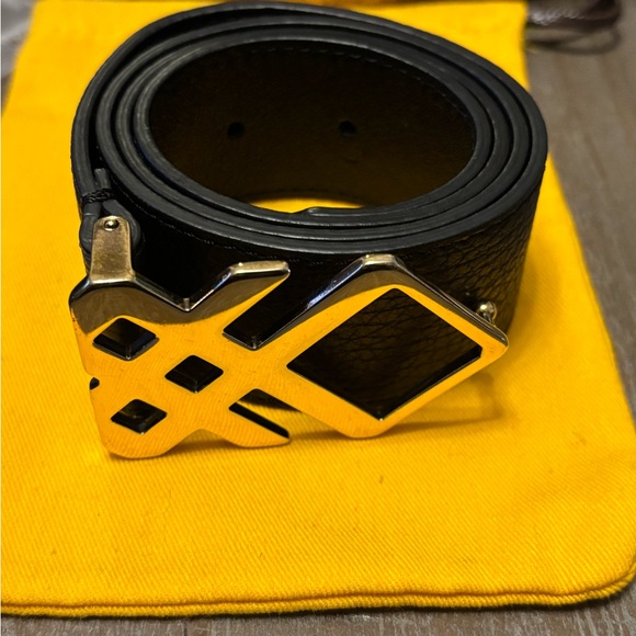 Burberry Check Black Belt with Logo Gold Buckle Size 75/30 - Picture 1 of 7